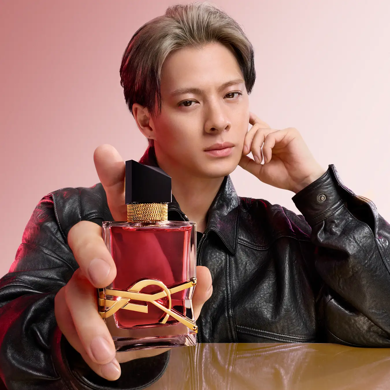 イヴ・サンローラン・ボーテから、アイコンフレグランス「リブレ」の新作 「リブレ オーデパルファム ベリークラッシュ」が登場。 さらに、同じ香りを纏った限定リップまで発売されるという、ときめき必至のコレクションです。